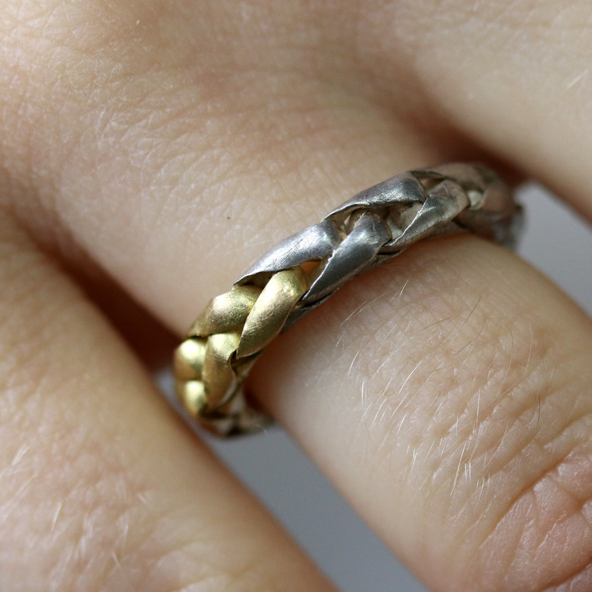 Zopfring aus Gelbgold und Silber