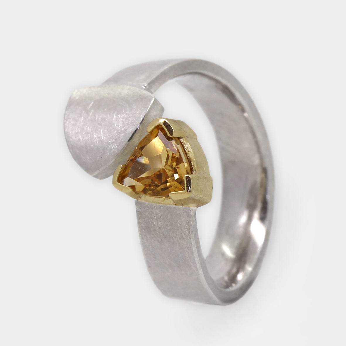 Silberring mit Triangel Citrin in Goldfassung