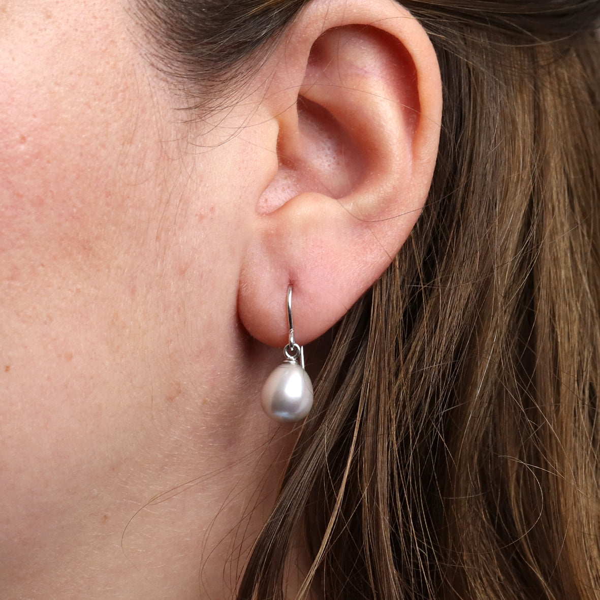 Perlohrhänger graue Tropfen