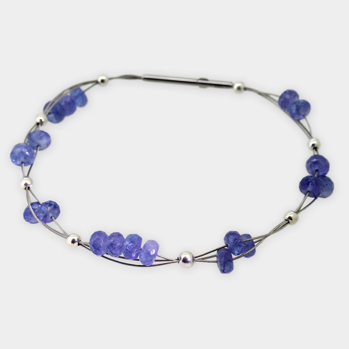 Mehrreihiges Armband unterschiedlich blauen Saphiren