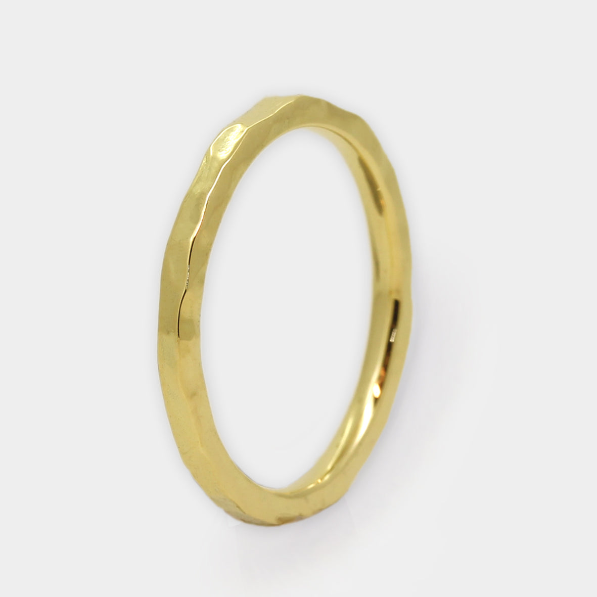Schmaler Goldring mit Hammerschlag