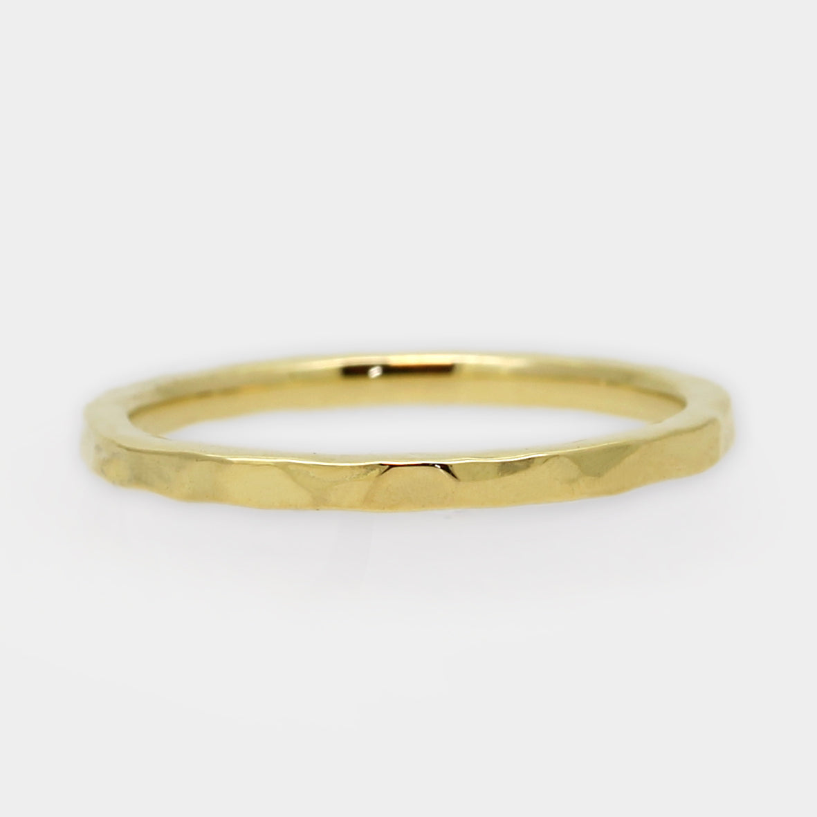 Schmaler Goldring mit Hammerschlag