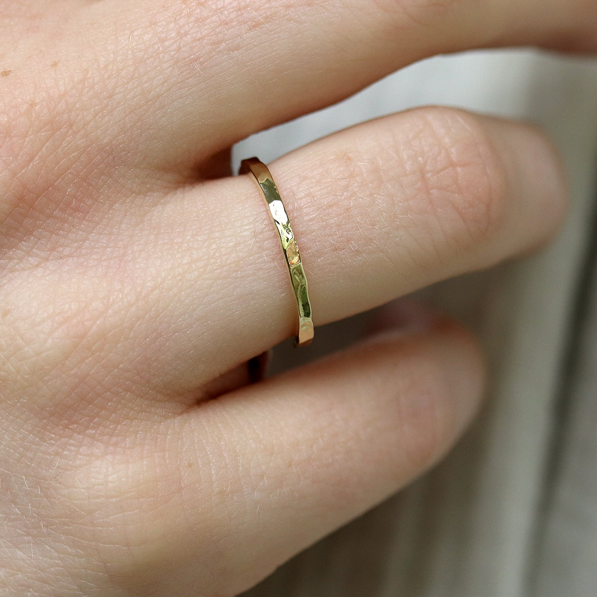 Schmaler Goldring mit Hammerschlag