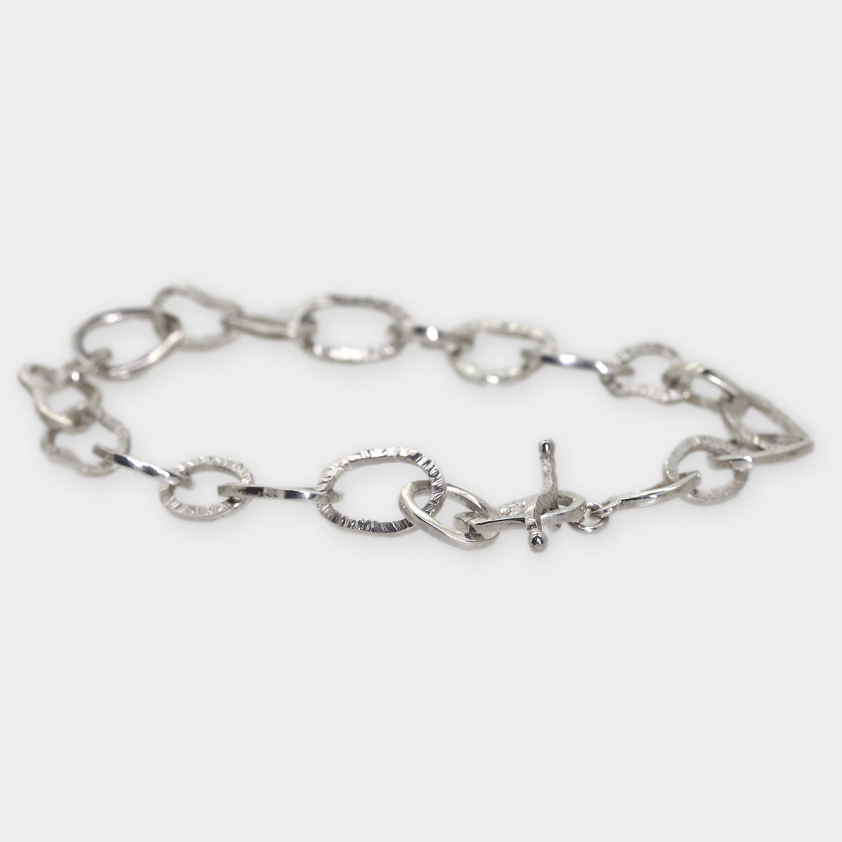 Armband mit unregelmäßigen, strukturierten Elementen