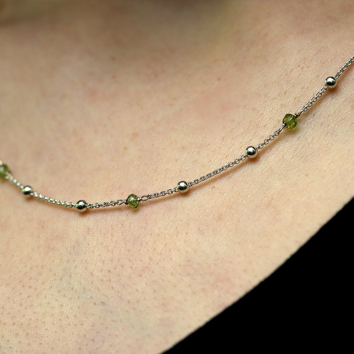 Silberne Ankerkette mit Peridot