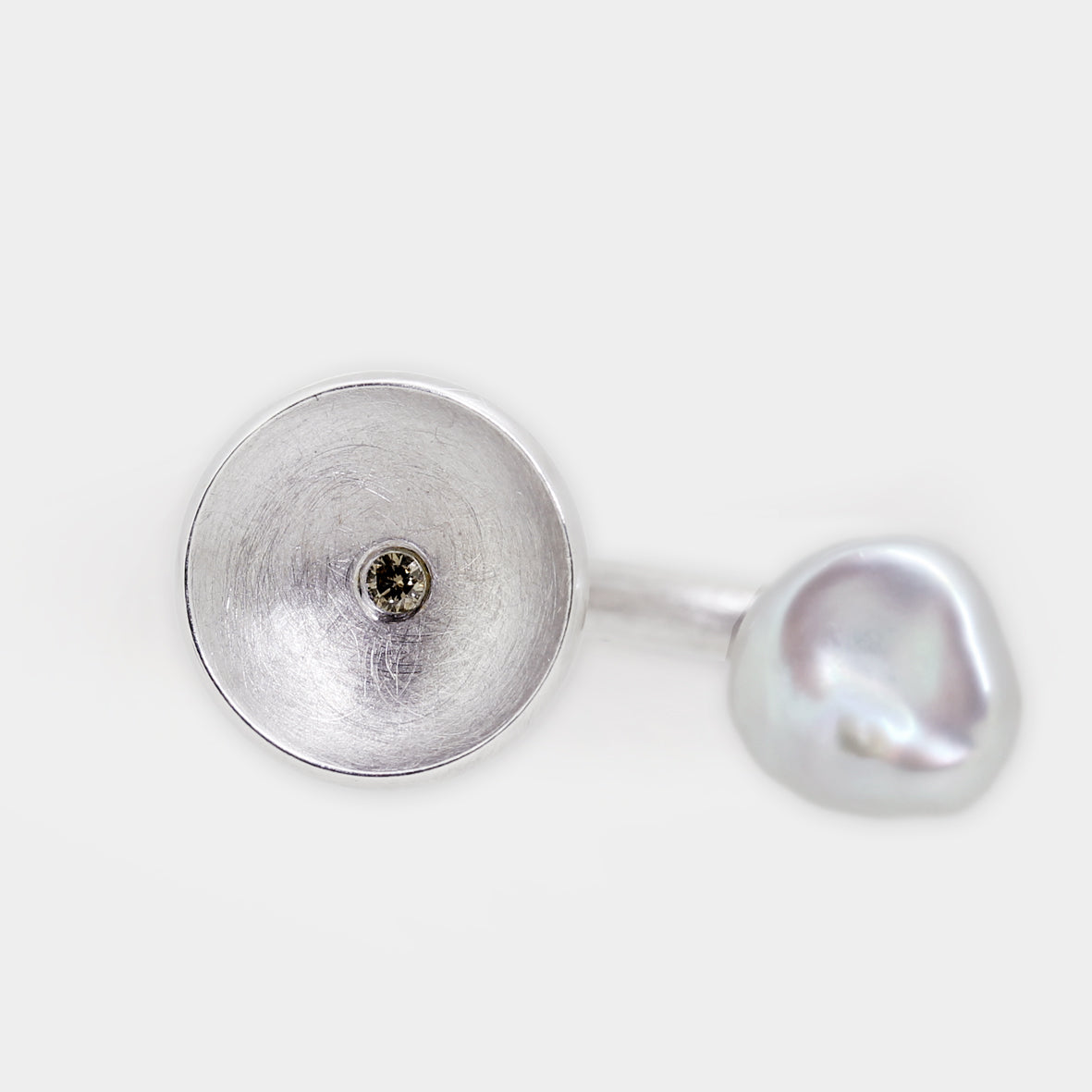 Silberner U-Ring mit Perle und Brillant