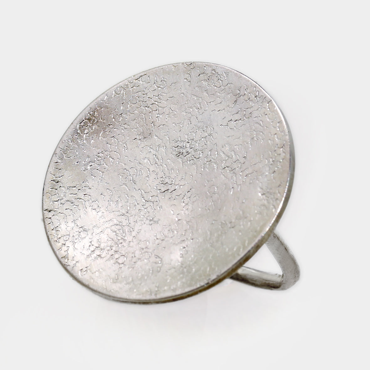 Silberring mit strukturierter Scheibe