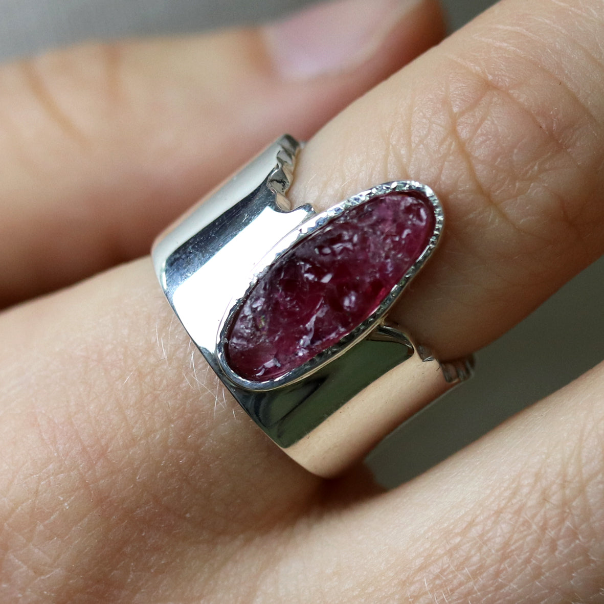 Silberring mit ovalem Turmalin Rohstein