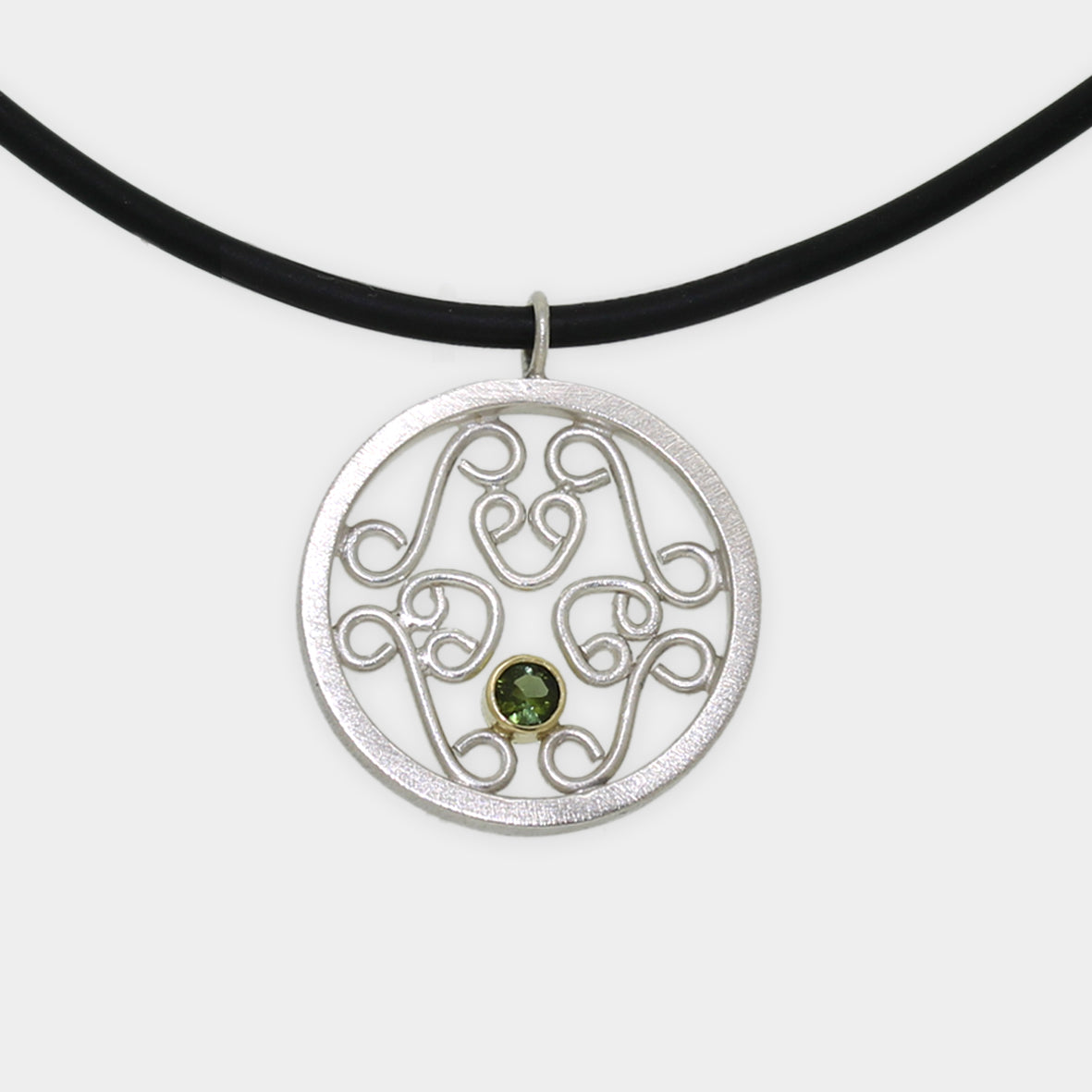 Silberanhänger mit Filigraner Ornamentik und Turmalin