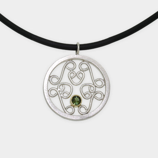 Silberanhänger mit Filigraner Ornamentik und Turmalin