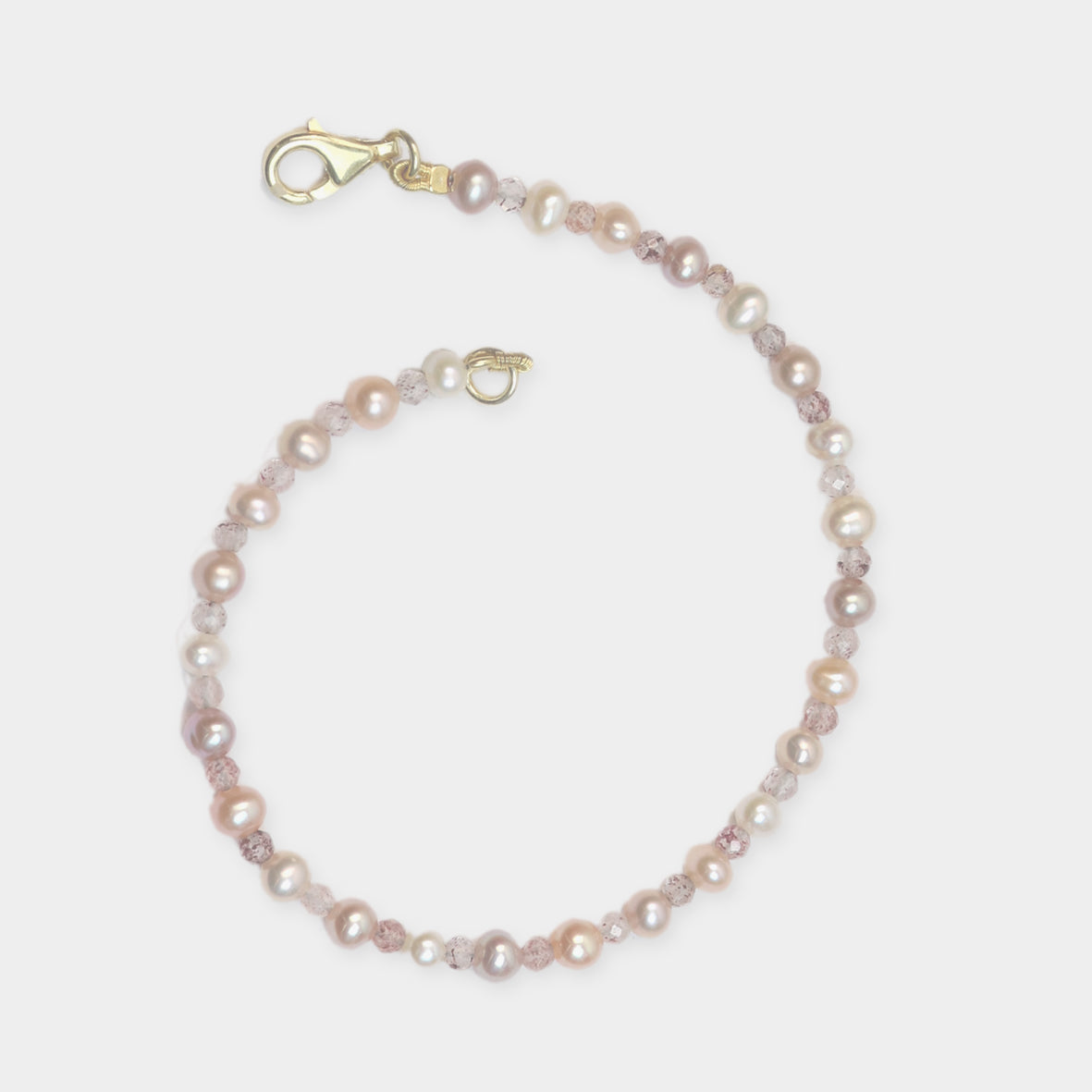 Perlenarmband mit Erdbeerquarz