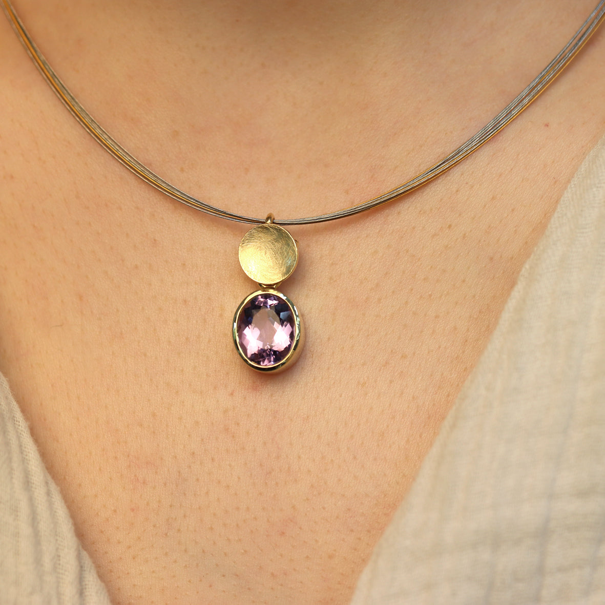 Goldscheibe mit Amethyst