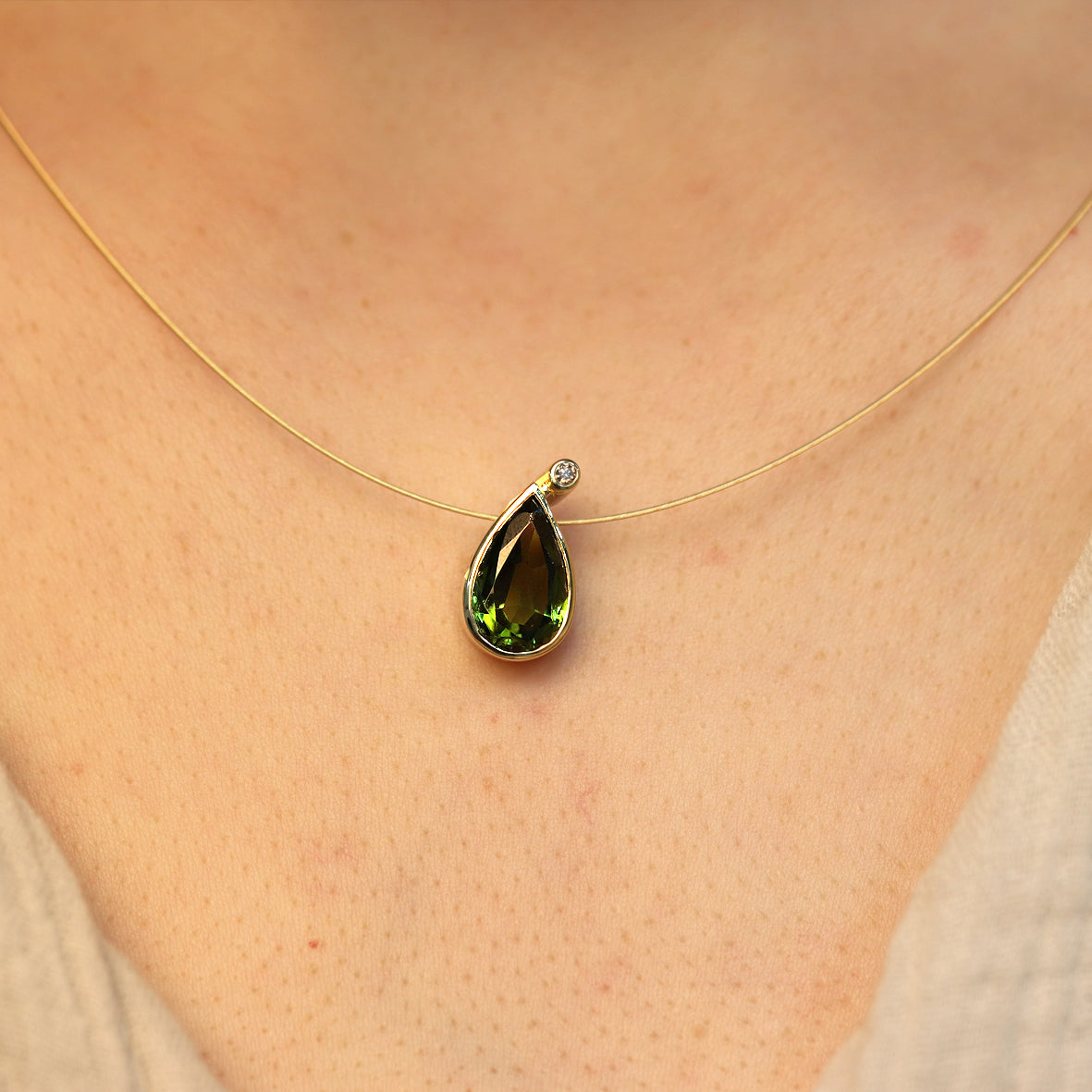Grüner Turmalin Tropfen mit Brillant