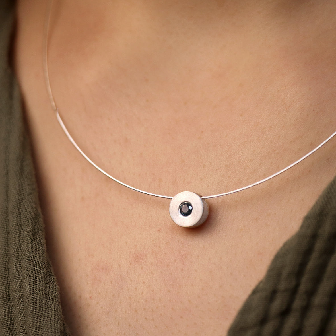 Silberscheibe mit Saphir