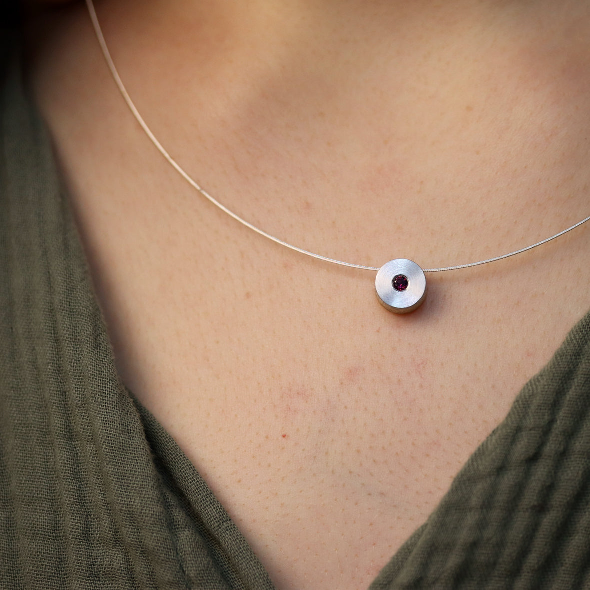 Silberscheibe mit kleinem Turmalin