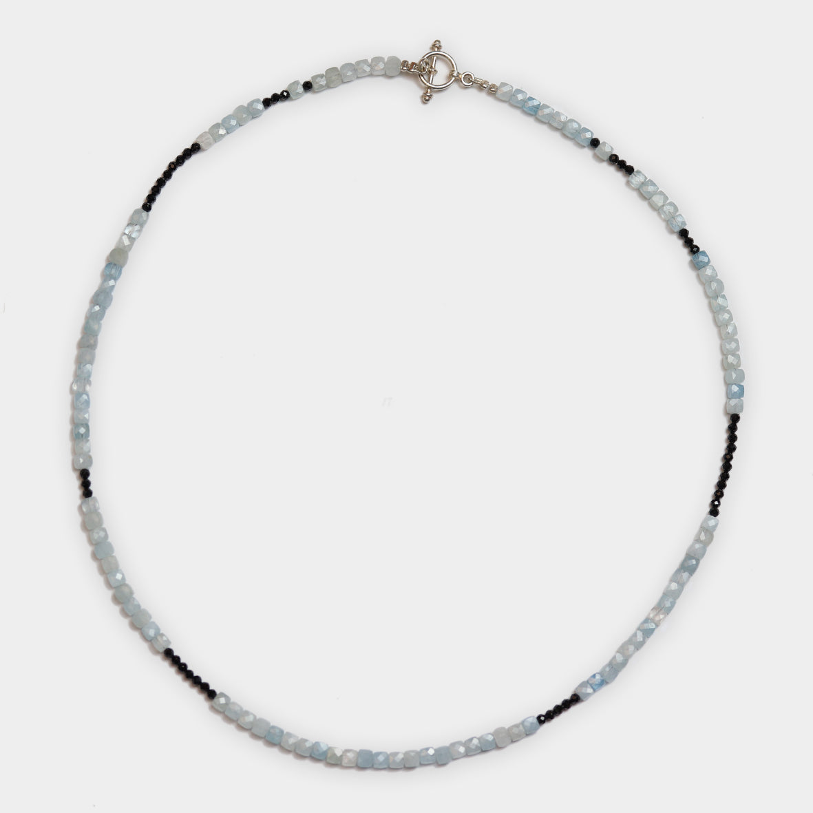 Aquamarinkette mit schwarzem Spinell