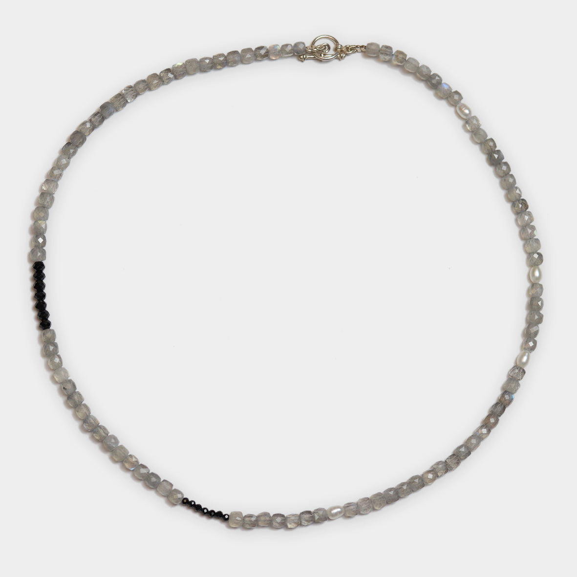 Labradoritkette mit Perle und schwarzem Spinell