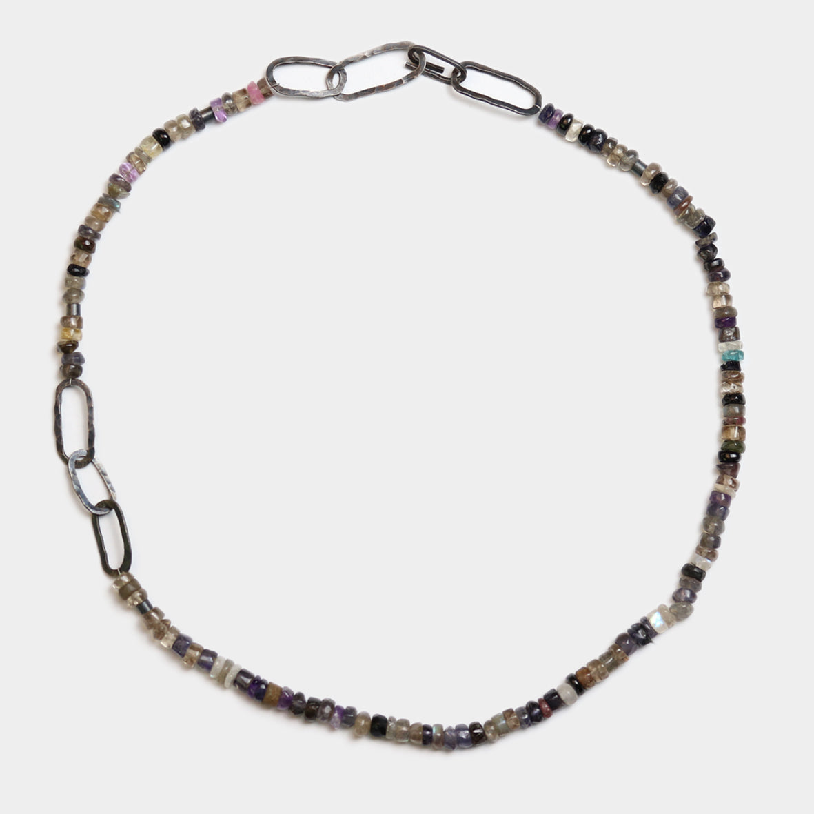 Kette aus bunten Edelsteinen