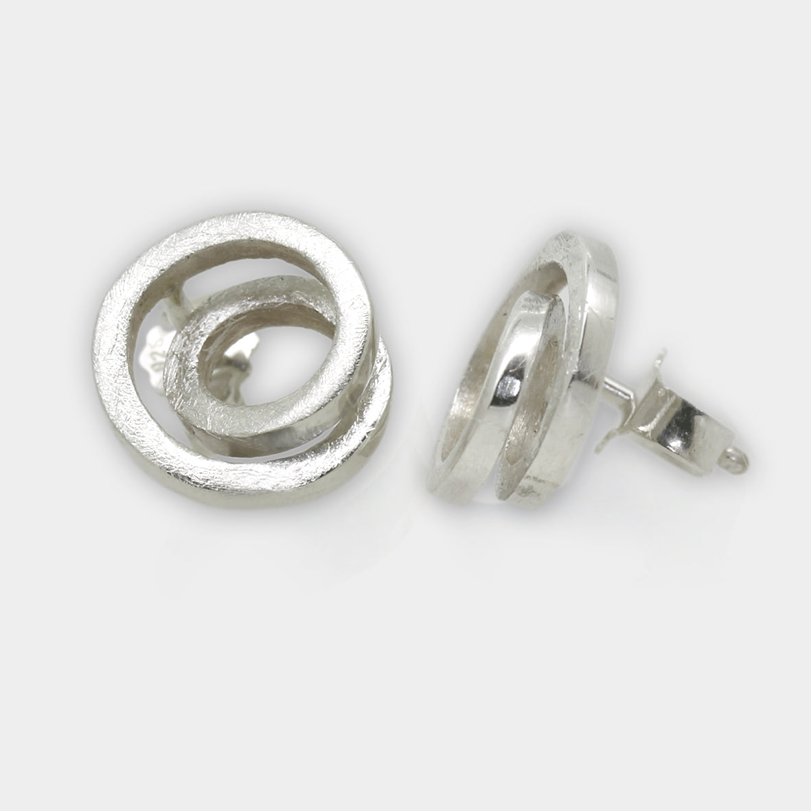 Ohrstecker gekringelt