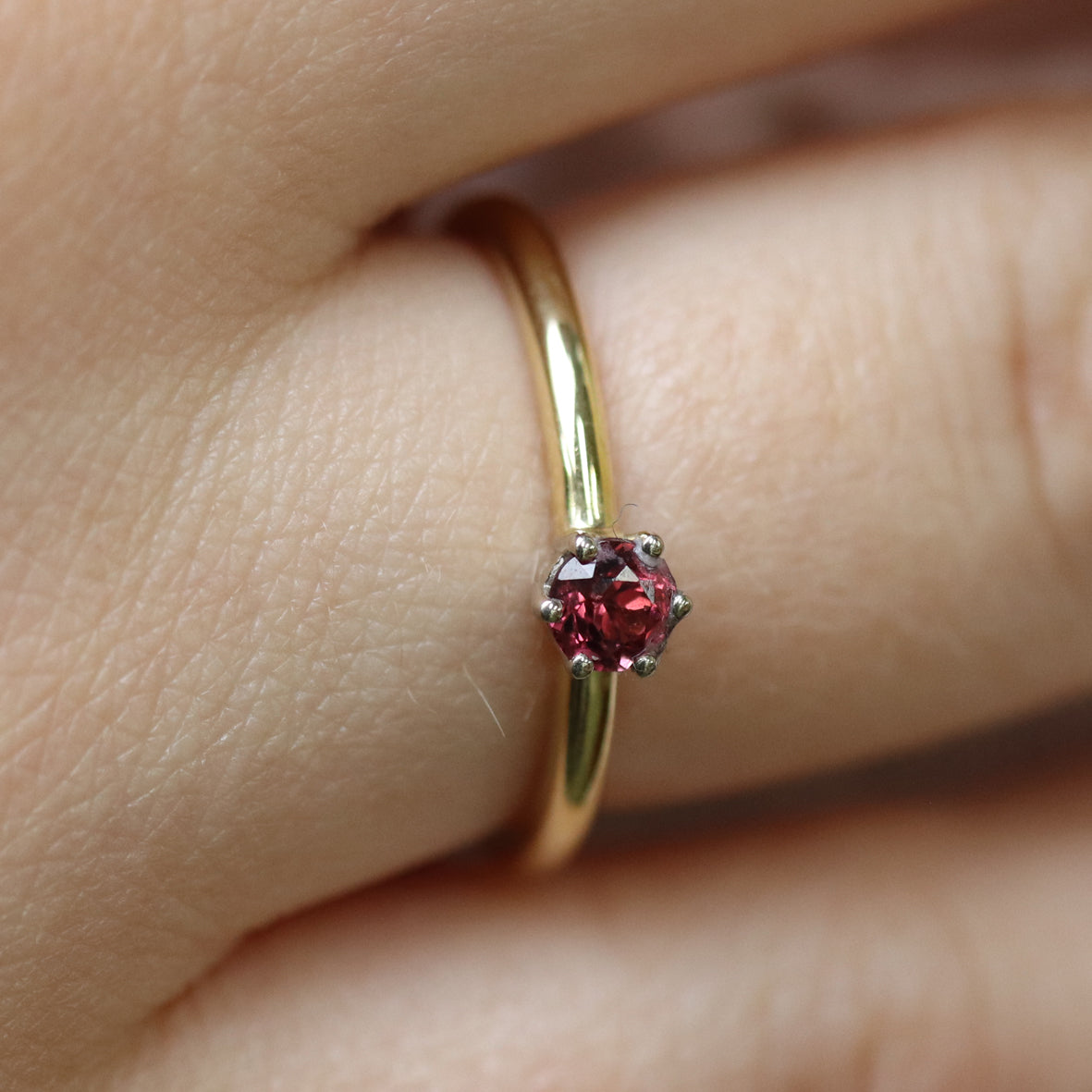 Goldring mit Turmalin in Weißgoldfassung