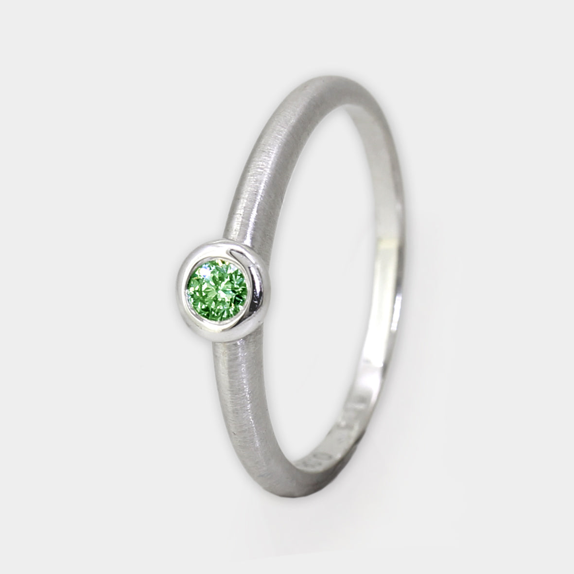 Weißgoldring mit grünem Brillanten