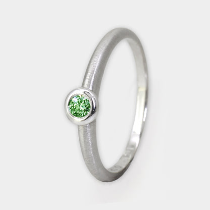 Weißgoldring mit grünem Brillanten