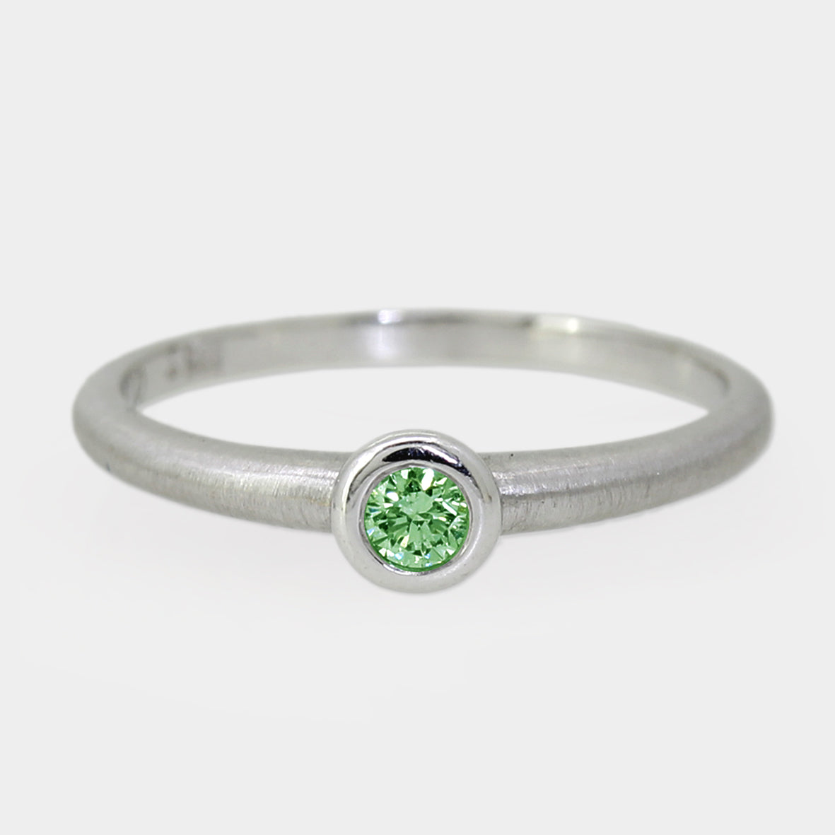 Weißgoldring mit grünem Brillanten