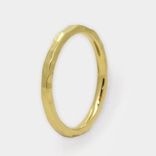 Schmaler Goldring mit Hammerschlag