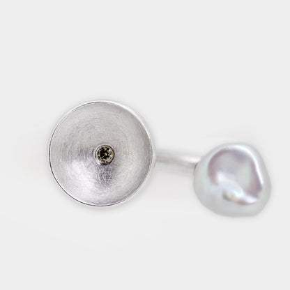 Silberner U-Ring mit Perle und Brillant