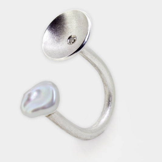 Silberner U-Ring mit Perle und Brillant