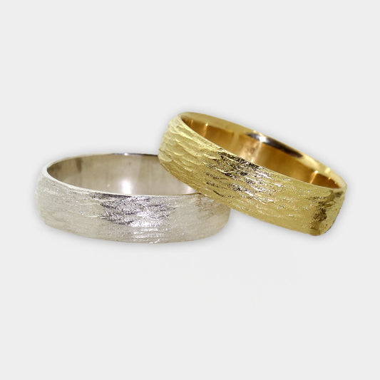 Strukturierte Trauringe in Gelbgold und Silber