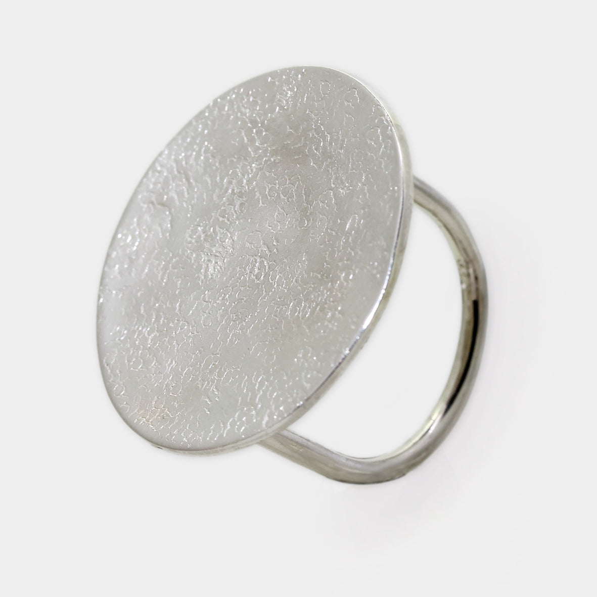 Silberring mit strukturierter Scheibe