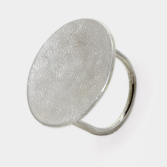 Silberring mit strukturierter Scheibe