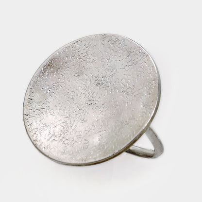 Silberring mit strukturierter Scheibe