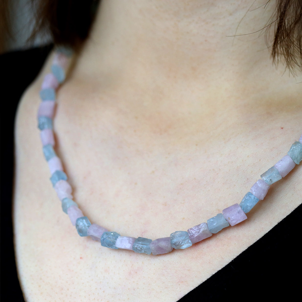 Kette aus rosa und blauen Beryll Kristallen