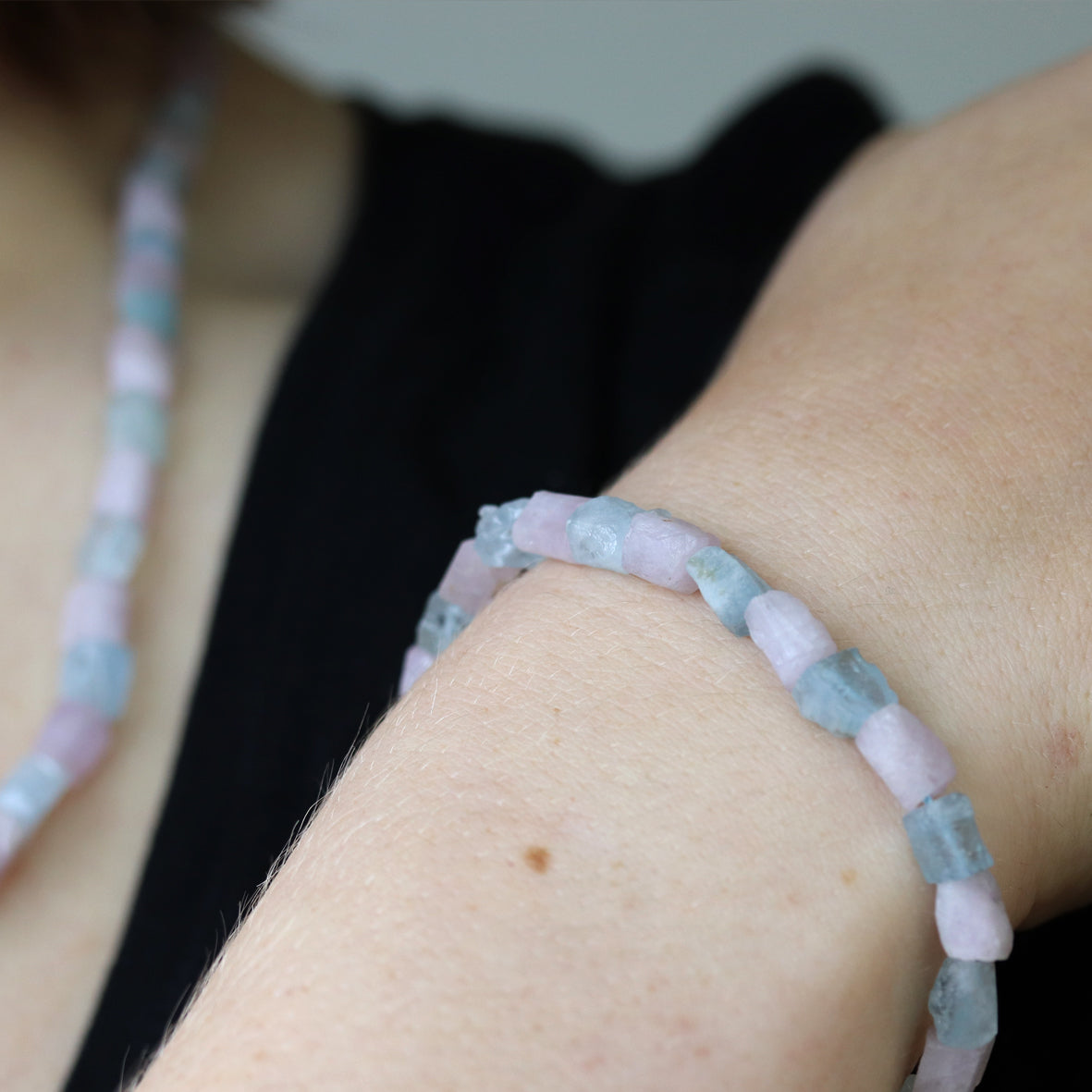 Armband aus rosa und blauem Beryll Kristallen