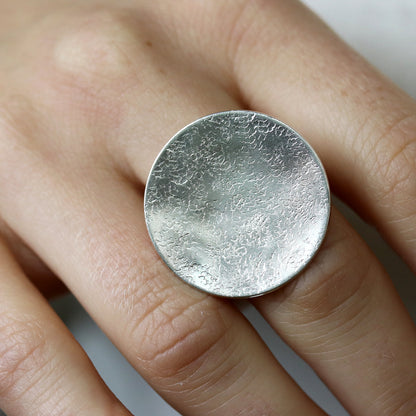 Silberring mit strukturierter Scheibe