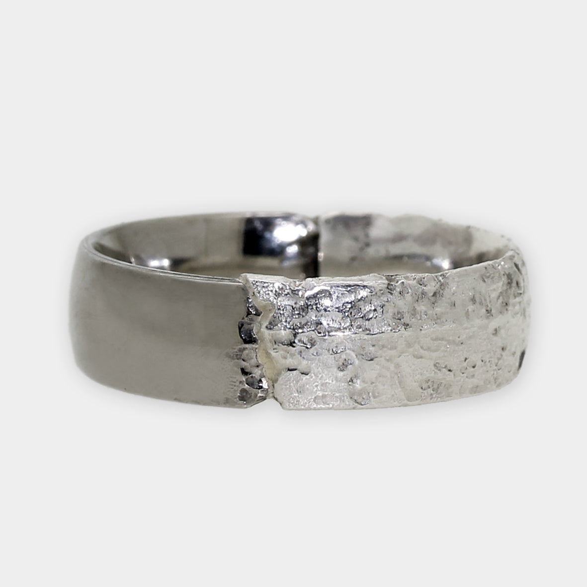 Poliertes Silber trifft Palladium Gußstruktur