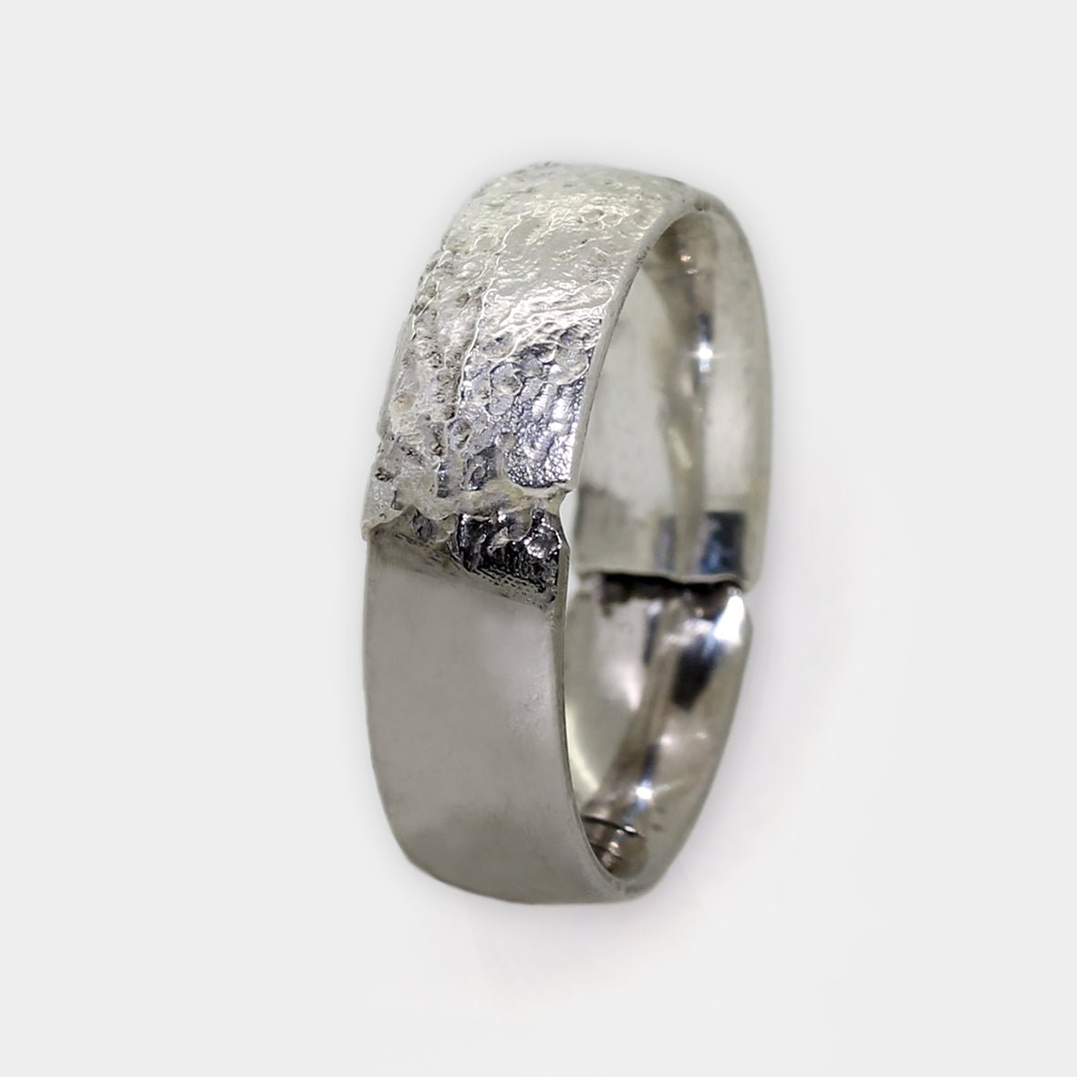 Poliertes Silber trifft Palladium Gußstruktur