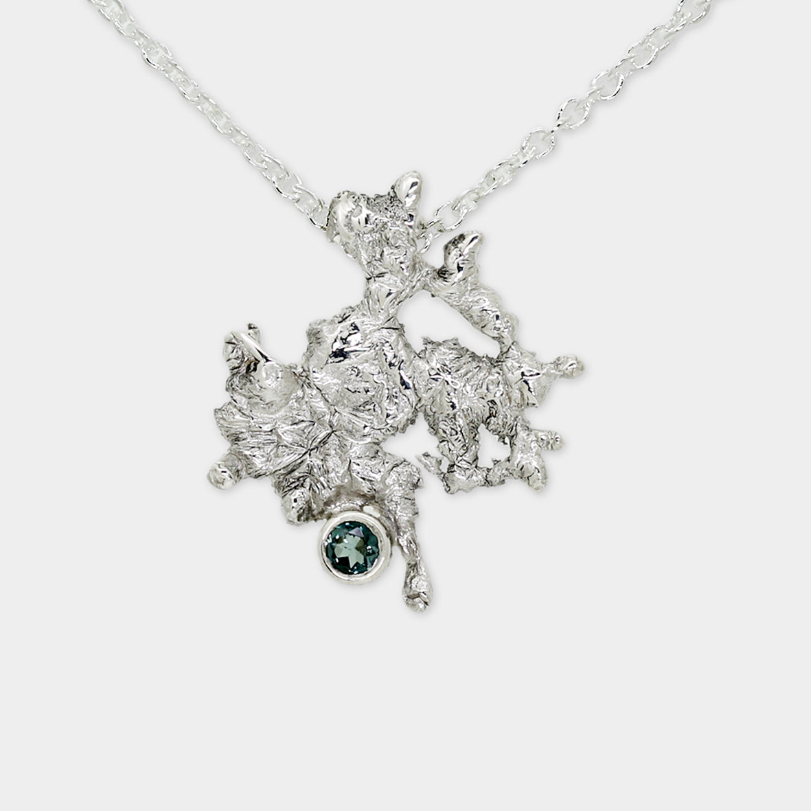 Guß-Anhänger mit Turmalin