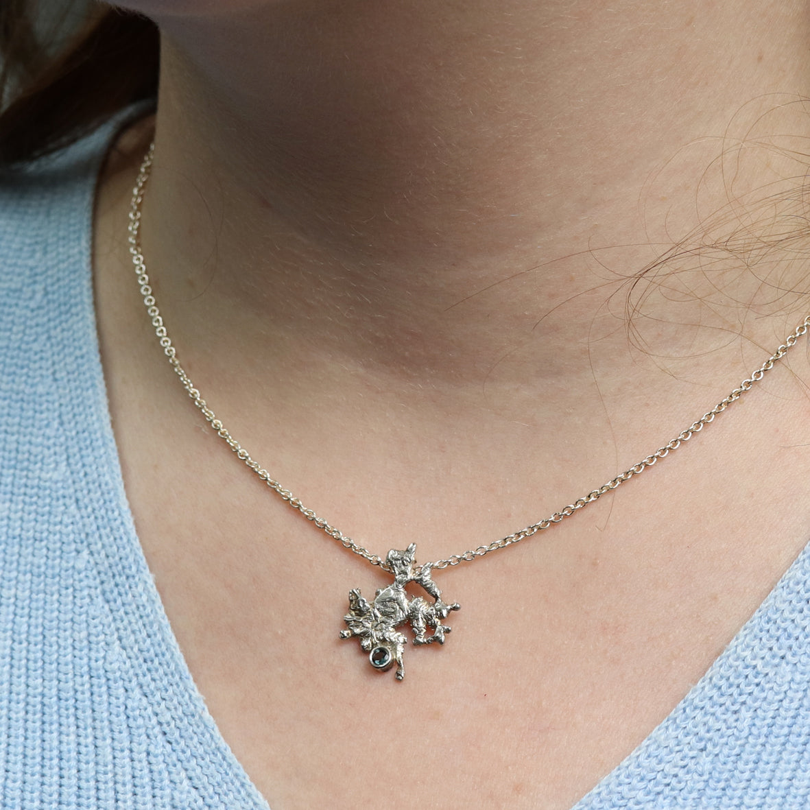 Guß-Anhänger mit Turmalin