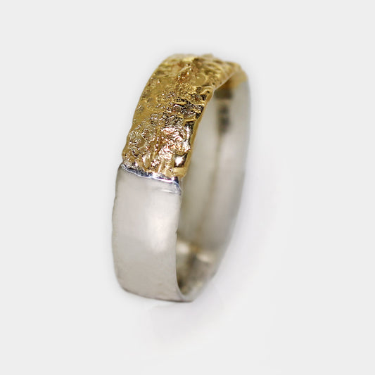 Poliertes Silber trifft goldene Gußstruktur