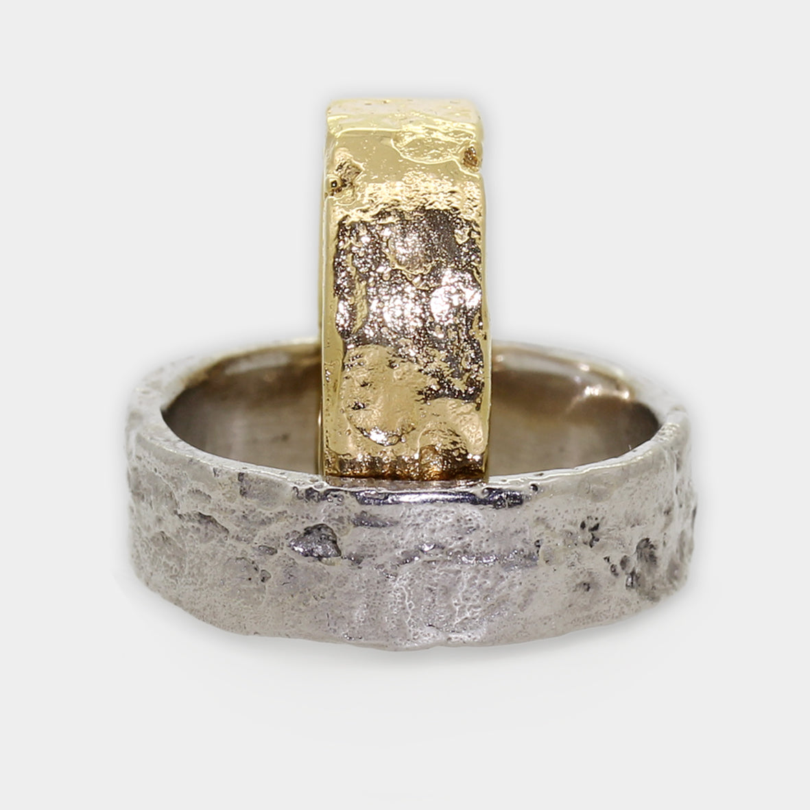 Strukturierte Trauringe in Palladium und Gelbgold