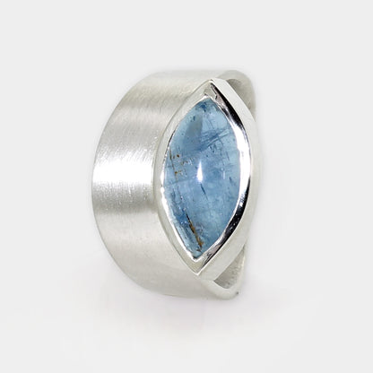 Silberring mit navettem Aquamarin