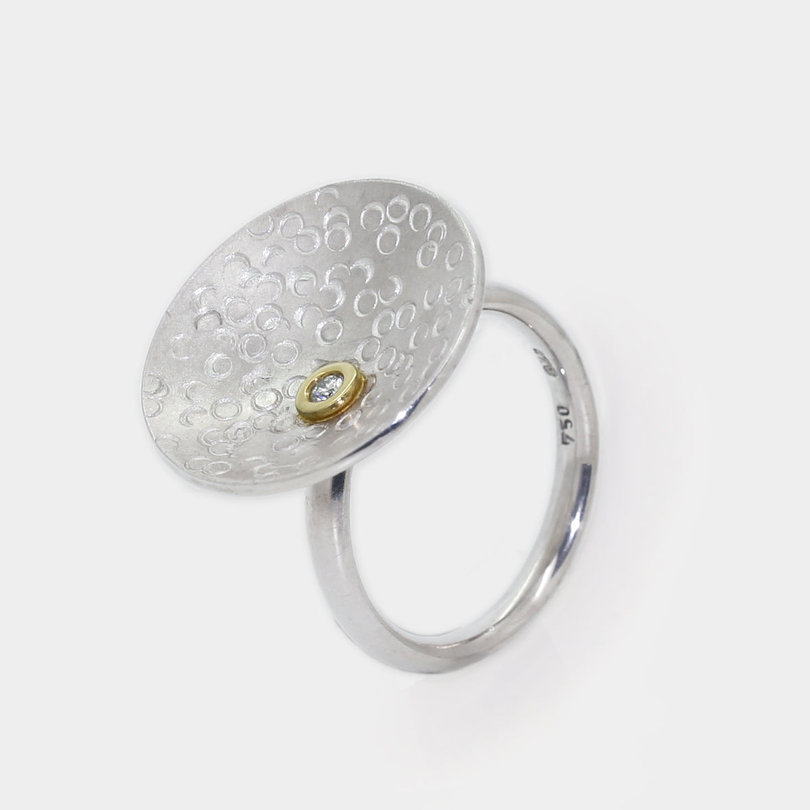 Silberring mit strukturierter Scheibe und Brillant