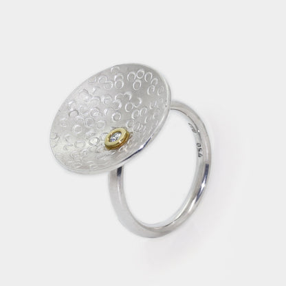 Silberring mit strukturierter Scheibe und Brillant