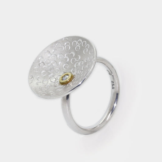 Silberring mit strukturierter Scheibe und Brillant