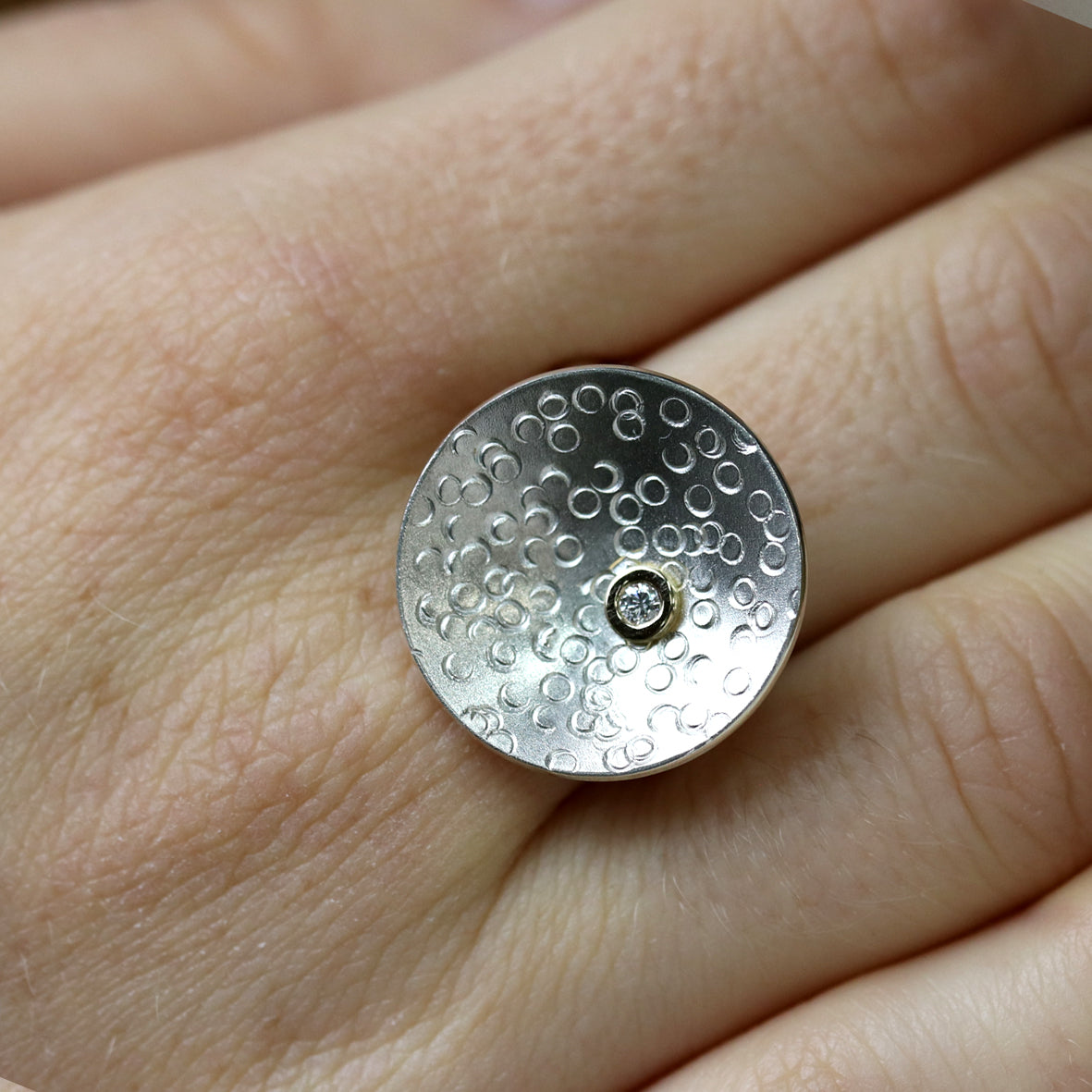 Silberring mit strukturierter Scheibe und Brillant