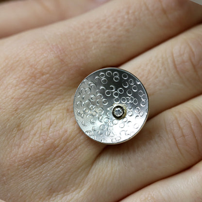 Silberring mit strukturierter Scheibe und Brillant