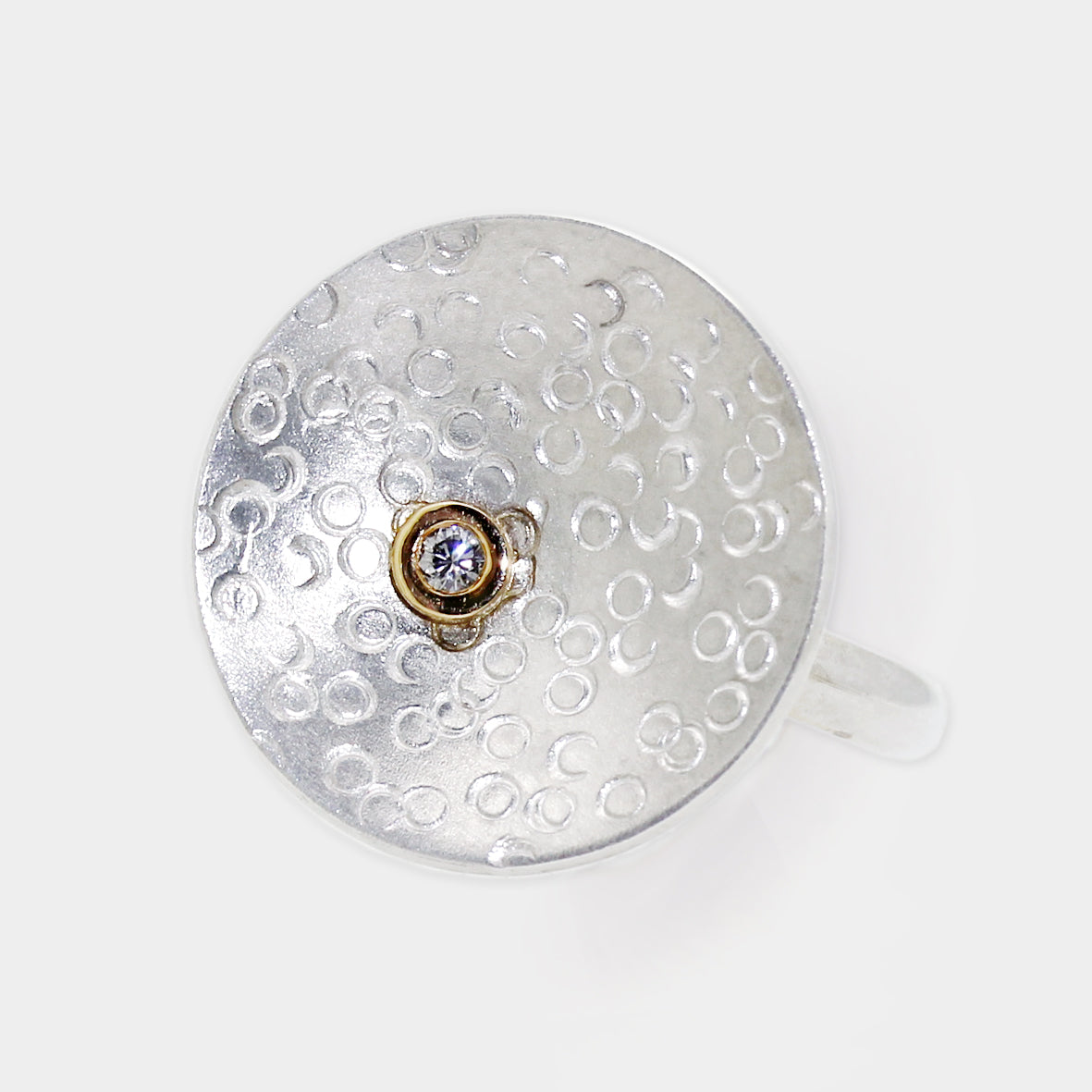 Silberring mit strukturierter Scheibe und Brillant